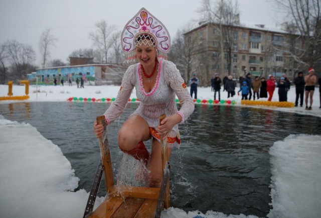 Крещение и девушки в купелях