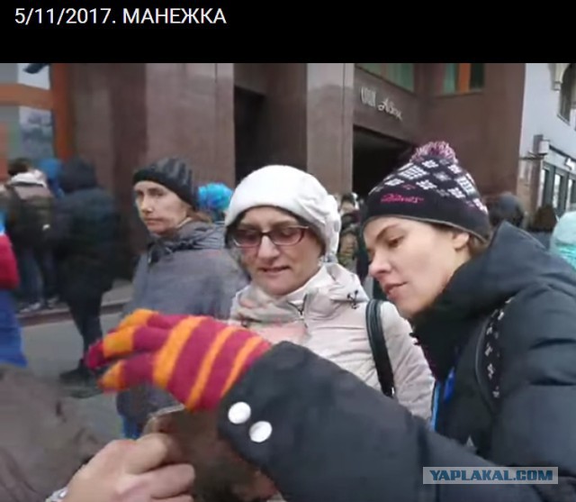 Иногда гуляет по городу и при этом остается инкогнито.