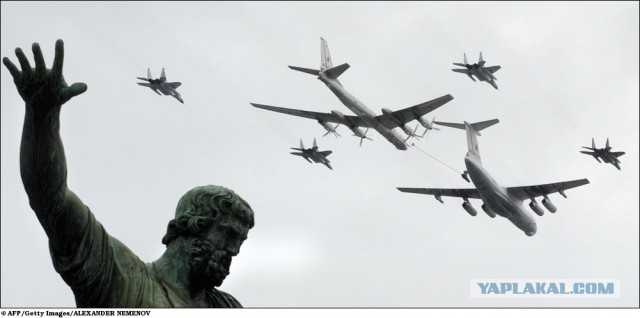 Военный Боинг C-17 пролетел между домами в Австралии, напугав жителей