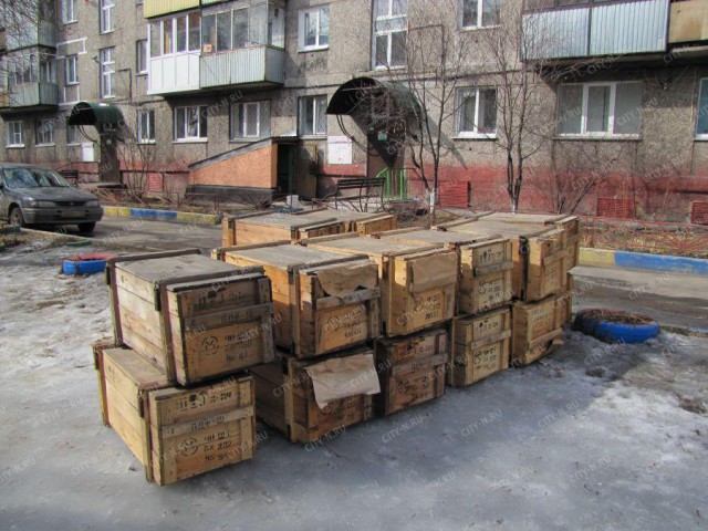 Люди в военной форме под завязку забили деревянными ящиками подвал пятиэтажки в Новокузнецке