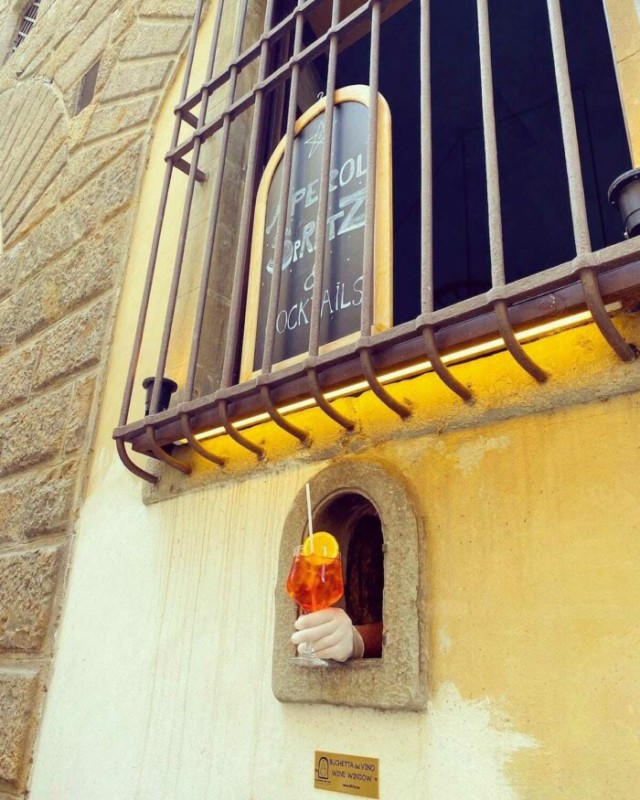 В Тоскане возродили чумную традицию. Теперь бары и рестораны продают напитки через средневековые «винные окна»