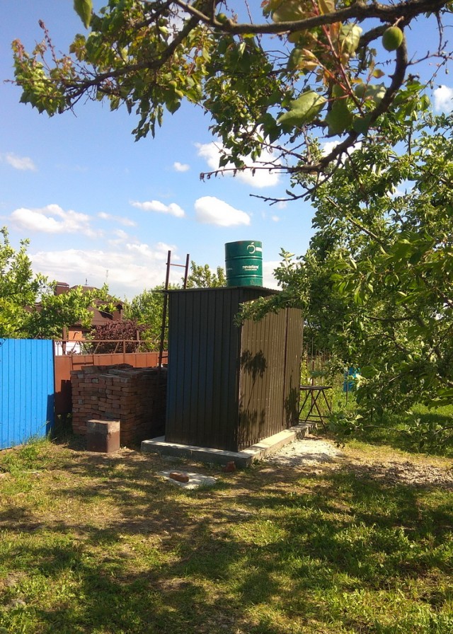 В Западном Батайске в выгребной яме туалета утонула женщина