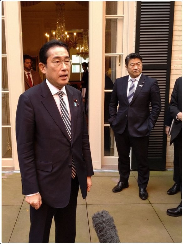 Заместителю главного секретаря кабинета министров Японии пришлось извиняться. Мама заставила