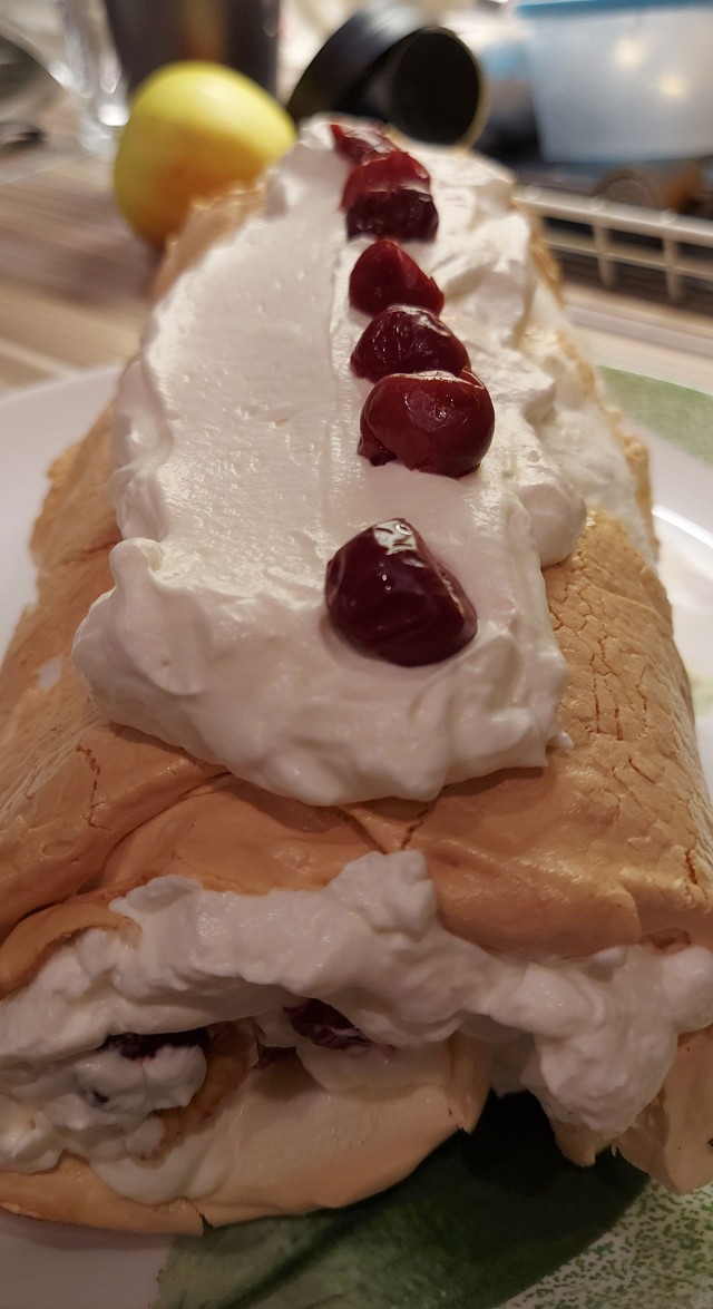 Меренговый рулет с вишней и орехами