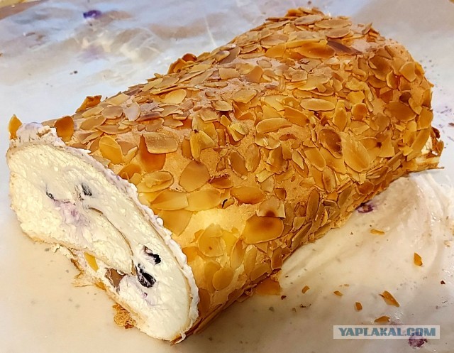 Меренговый рулет с вишней и орехами