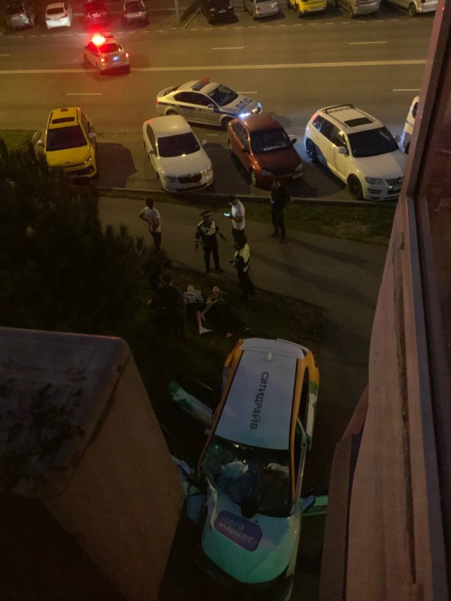 Подростки на каршеринге въехали в жилой дом на юго-западе Москвы