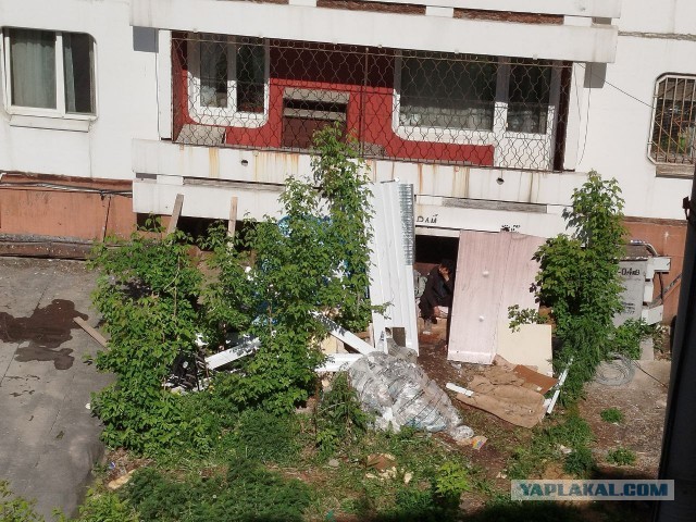 Надпись над входом гласит