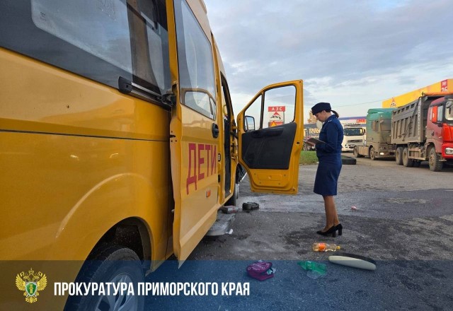 Автобус столкнулся с двумя большегрузами в Приморье. Пострадали шестеро детей.
