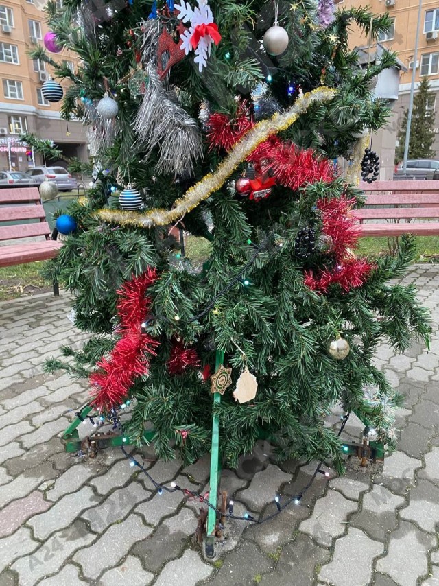 Управляющая компания ЖК «Царицыно» снова попыталась угодить жителям с новогодним декором, и снова — безуспешно.