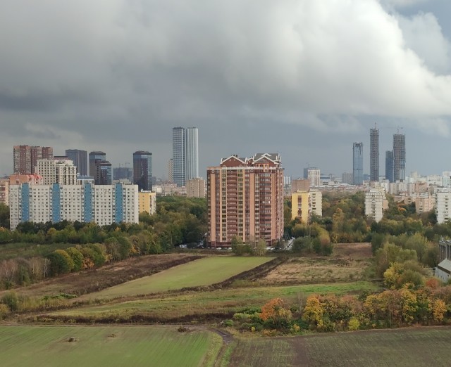 Вот интересно, это жилой дом на крыше? Или тех. этаж такой красивый.