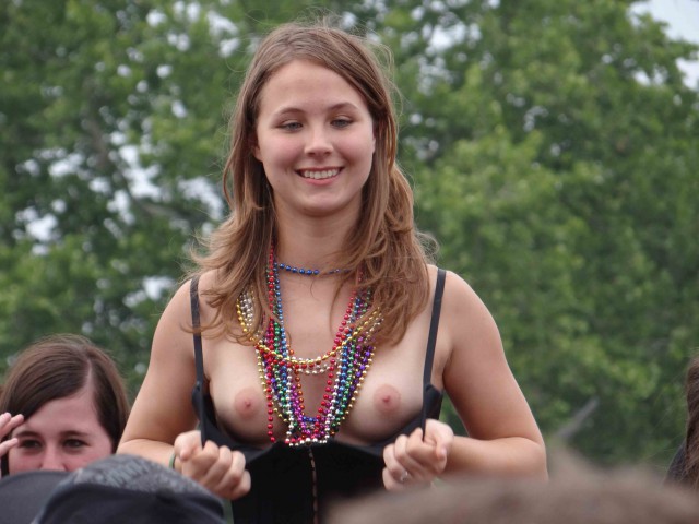 Фестиваль и naked boobs