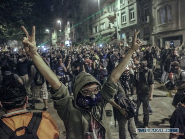 Протестующие у Рады скандируют «На кол!»