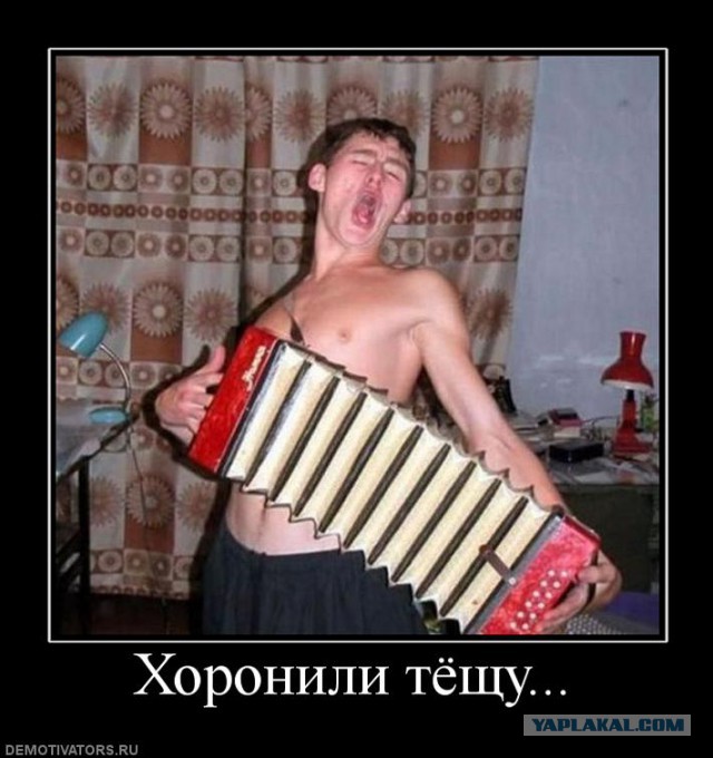 Улыбающаяся жена снялась у гроба мужа с детьми