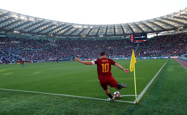 "Grazie capitano!" Рим попрощался с императором