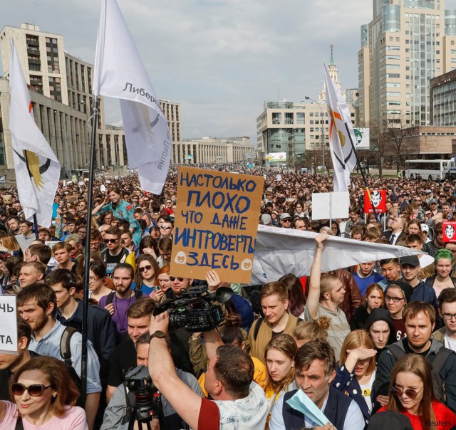 Блогеры вышли на митинг против блокировок