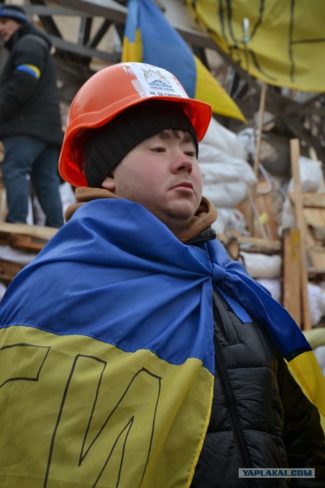 Столкновения начались под Кабмином в Киеве, люди требуют отменить карантин