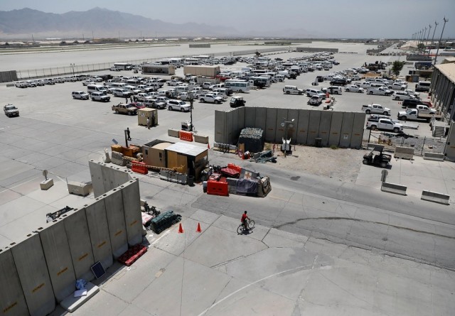Афганские мародеры разграбили авиабазу Баграм после того, как американские войска ушли