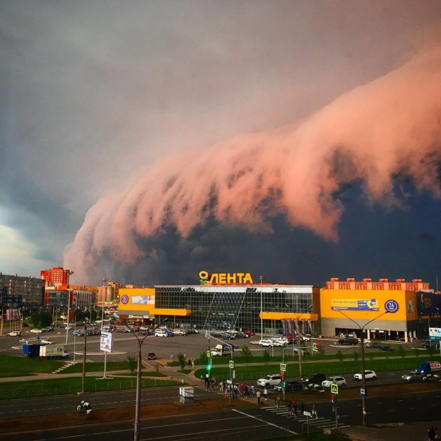 Нет, это не апокалипсис - это кадры сегодняшней грозы в Череповце