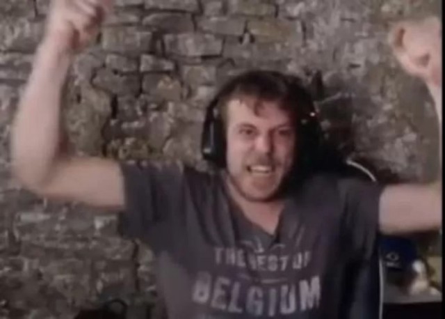 Заработавший миллионы мастер онлайн-покера играет из грязного чулана