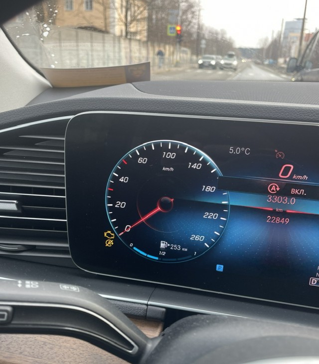 Парниша купил китайский автомобиль, но из салона сразу поехал в сервис