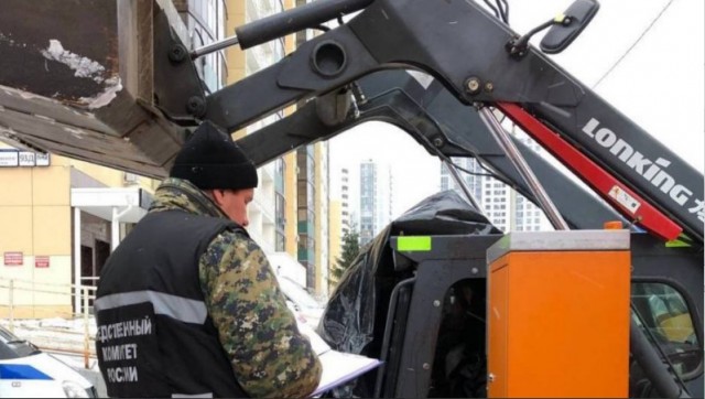 Кабина под черной пленкой: что происходит у ТЦ «Радуга», где, по словам очевидцев, рабочему отрезало голову