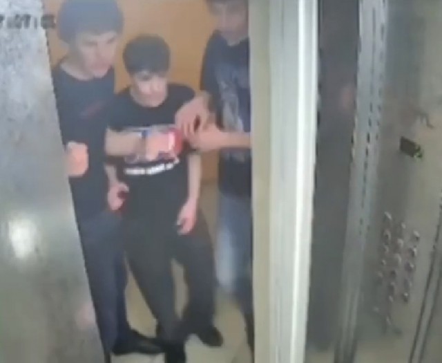 В Воронеже подростки избили 30‑летнего мужчину в лифте и выставили полуголым на улицу
