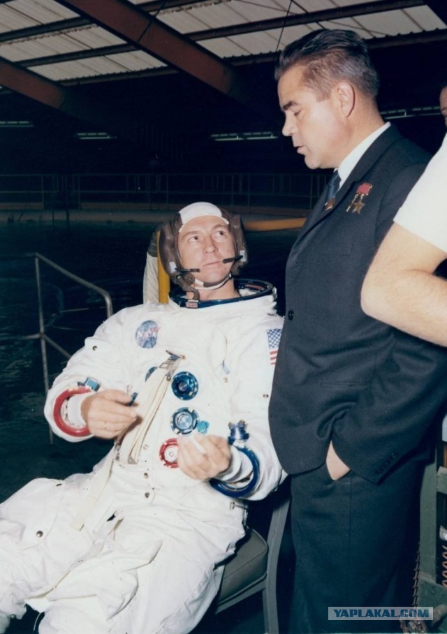 Как советский космонавт тренировался в лунном скафандре NASA.