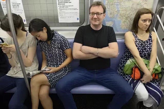 Достали люди не снимающие рюкзаки в общественном транспорте