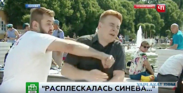 Корейский журналист не выдержал двух поцелуев россиянок в прямом эфире