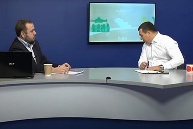 Мэр Новокузнецка плюнул на пол во время интервью на ТВ