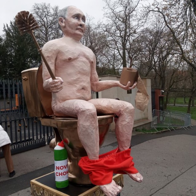 В Праге открыли памятник уважаемому Владимиру Владимировичу Путину