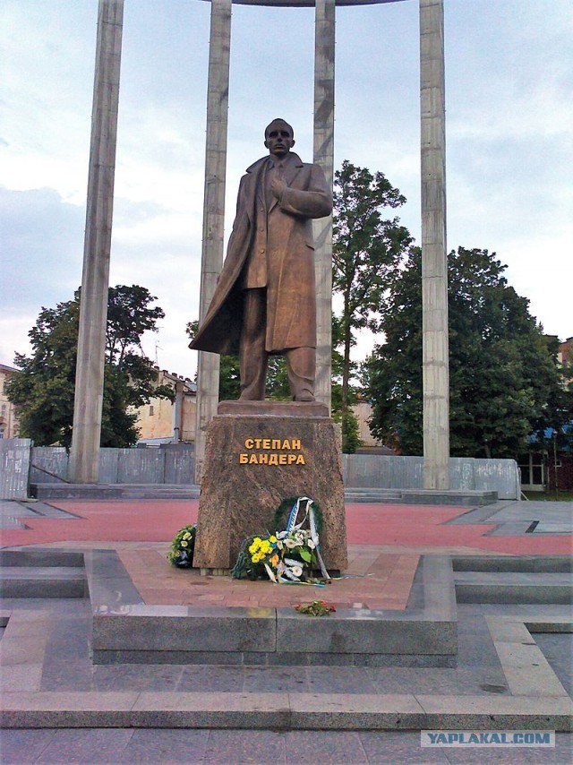 Во Львове демонтируют советский Монумент Славы