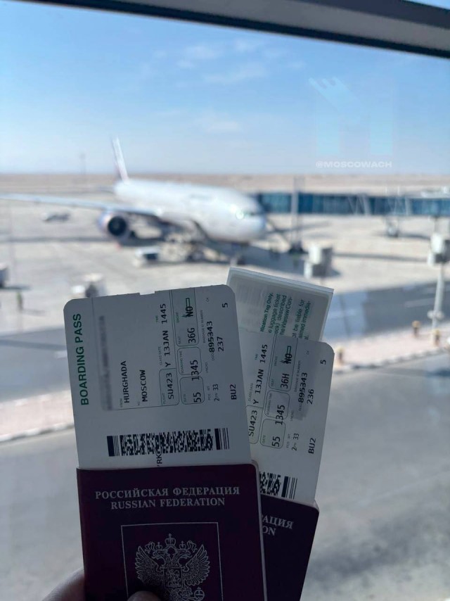 Пилот запретил наливать вино семейной паре, которая обматерила однорукую девушку в самолёте