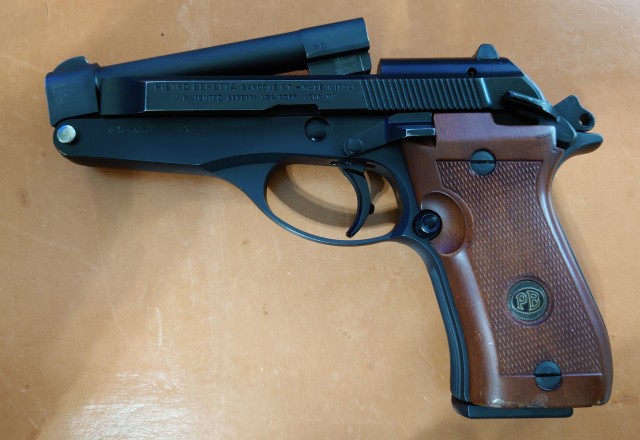 Beretta 21A - кому понадобился пистолет с заряжанием как у ружья?