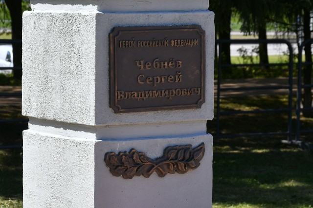 Интересно что за пацан зевал и кривлялся на заднем плане во время выступления Путина?