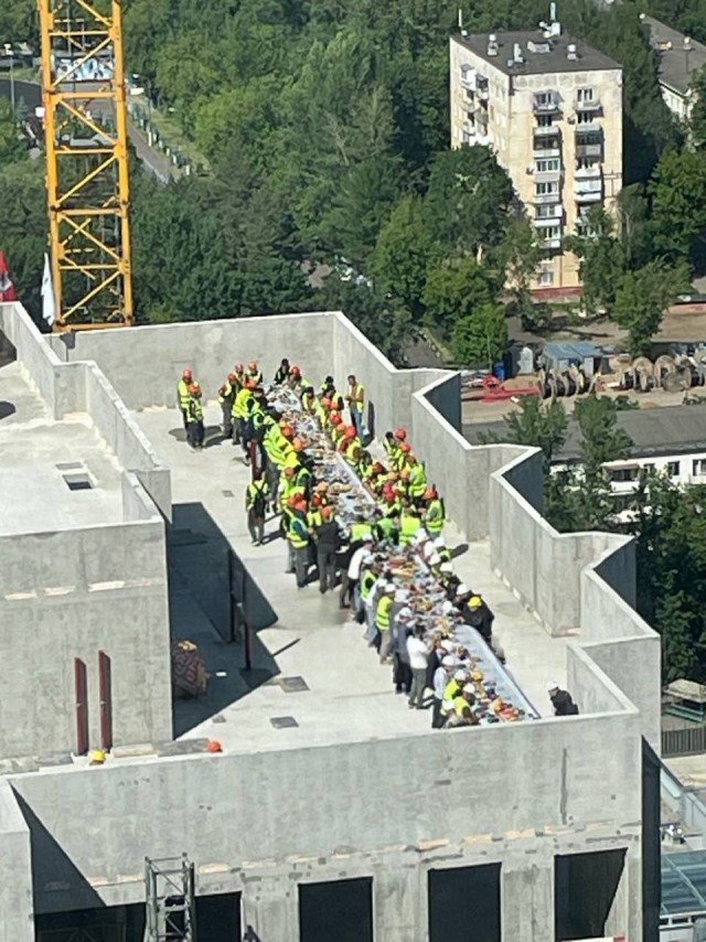 Московские застройщики начали устраивать банкеты прямо на стройплощадках, чтобы удержать рабочих