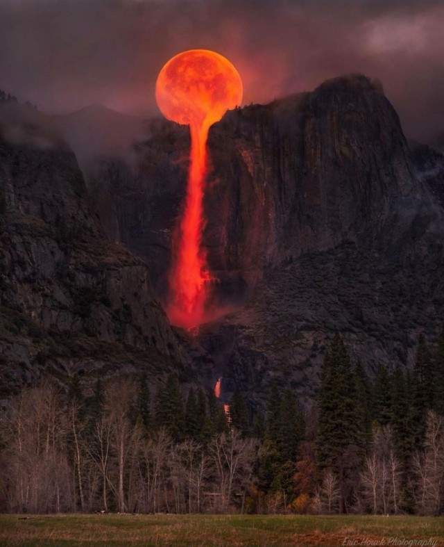 Луна сливается в Йосемитский водопад.