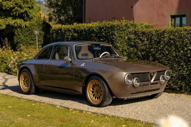 В Италии выпустили 600-сильный рестомод Alfa Romeo образца 1960-х годов — купе GT Super. Цена - полмиллиона евро