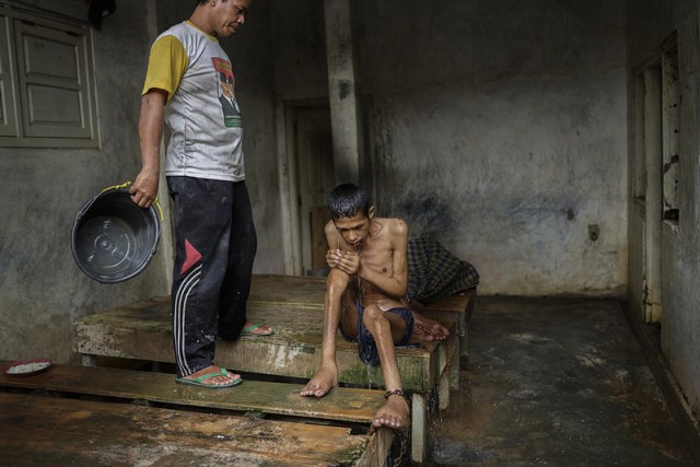 Фоторепортаж с психиатрических лечебниц Индонезии