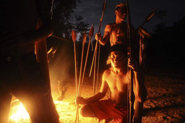 Племя Мундуруку освобождает свои земли от "диких"