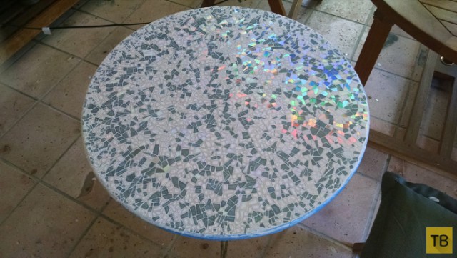 Мозаичный стол из старых компакт-дисков