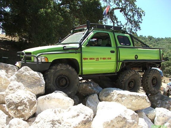 Скалы, болота,равнины - все равно: Dodge Ram T-rex