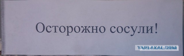 Сосульки пробили крышу здания и повредили несколько автомобилей в Петербурге