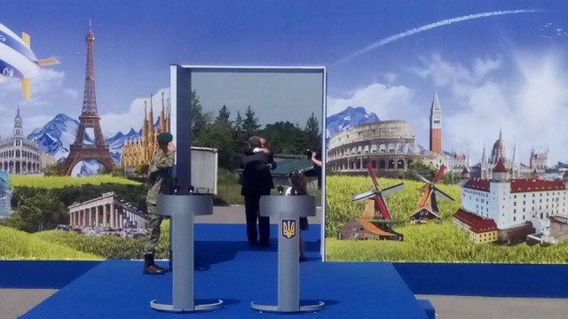 Первые украинцы въехали в ЕС без виз