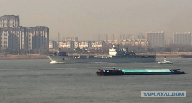 На китайском корабле установили огромную пушку неизвестного типа.