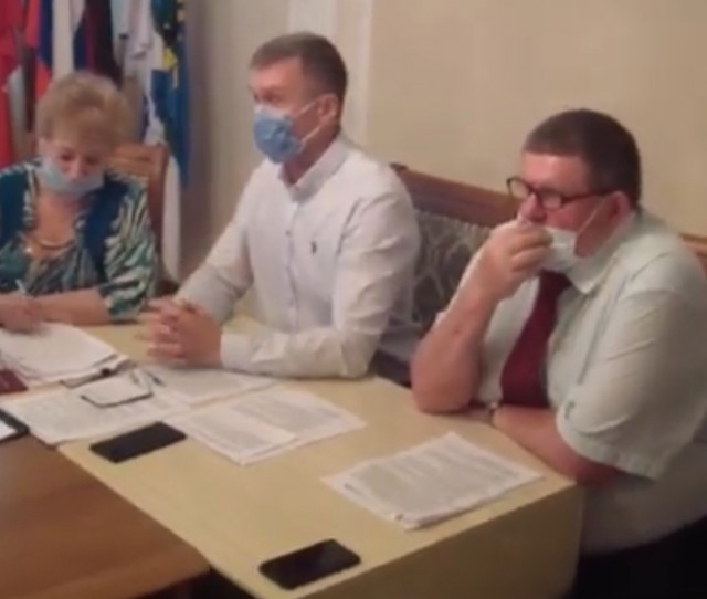 Настоящий человек! Депутат ЕР положил на стол удостоверение и ушел. Ему вслед раздались аплодисменты.