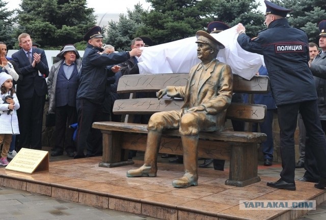 Краснодарцы раскритиковали памятник кубанским участковым