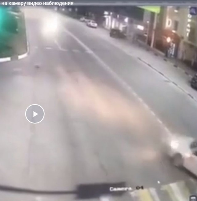 Момент жесткого ДТП в Геленджике попал на камеру видео наблюдения