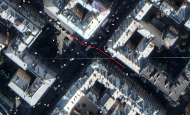 Легковушка протаранила курьера, который мчал на самокате по Большому проспекту Петроградской стороны в Петербурге