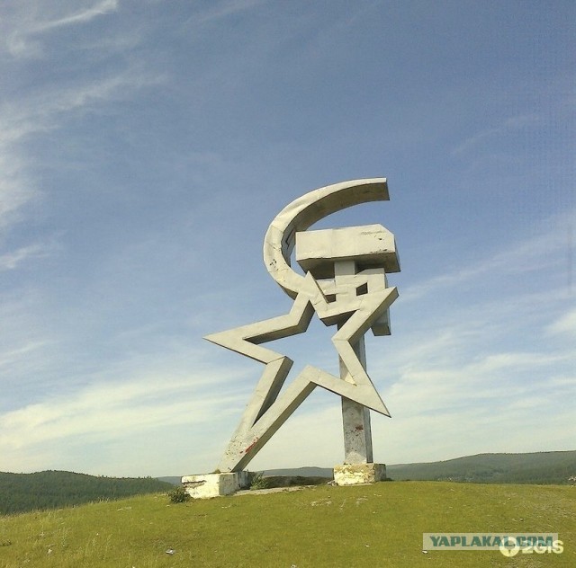 Советские монументы и уличные памятники
